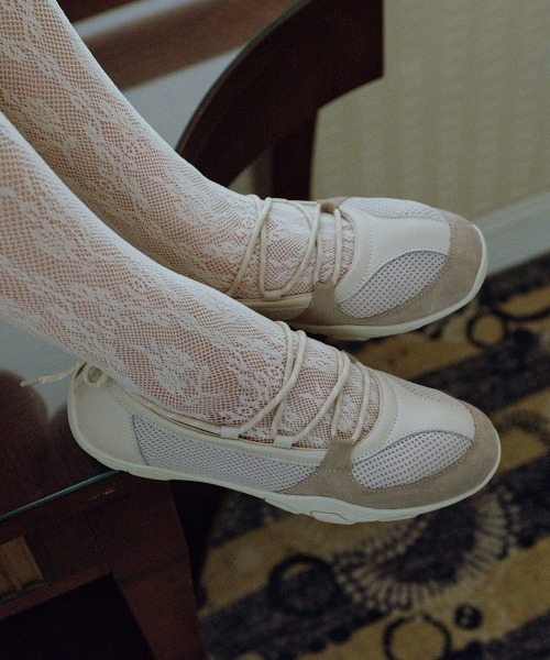ROCKFISH WEATHERWEAR(ロックフィッシュウェザーウェア)の「NICOLE LACEUP SNEAKERS(スニーカー・レディース・ラベンダー/ベージュ/ブラック・25.0cm/24.5cm/24.0cm/23.0cm/23.5㎝)」の1枚目の写真