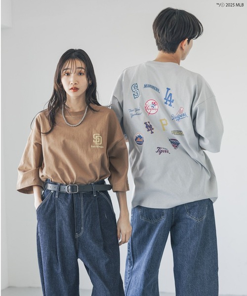 LOWRYS FARM（ローリーズファーム）の「ＭＬＢシシュウロゴＴＳＳ　 324945（Tシャツ/カットソー・メンズ・ホワイト/ブラウン/グレー/ブラック/チャコールグレー/エンジ・MEDIUM/LARGE）」の2枚目の写真