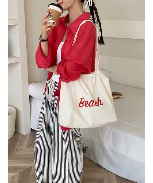 SALTMINT(ソルトミント)の「《韓国ファッション》Beach Color Drawstring Bag(ショルダーバッグ・レディース・オレンジ/イエロー/ベージュ/グレー/ライトブラウン/ブルー/グリーン/ピンク・ONE SIZE)」の4枚目の写真