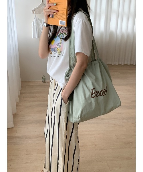 SALTMINT(ソルトミント)の「《韓国ファッション》Beach Color Drawstring Bag(ショルダーバッグ・レディース・オレンジ/イエロー/ベージュ/グレー/ライトブラウン/ブルー/グリーン/ピンク・ONE SIZE)」の11枚目の写真