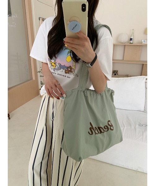 SALTMINT(ソルトミント)の「《韓国ファッション》Beach Color Drawstring Bag(ショルダーバッグ・レディース・オレンジ/イエロー/ベージュ/グレー/ライトブラウン/ブルー/グリーン/ピンク・ONE SIZE)」の13枚目の写真
