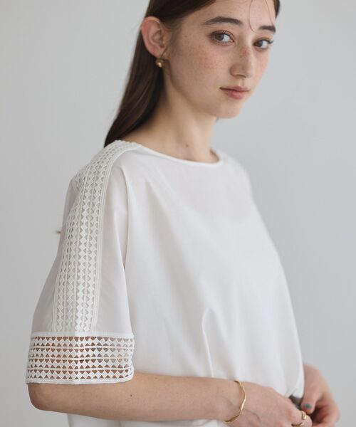 YECCA VECCA（イェッカヴェッカ）の「レースMIXドルマンブラウス（シャツ/ブラウス・レディース・オフホワイト/ブルー/チャコールグレー・FREE）」の7枚目の写真