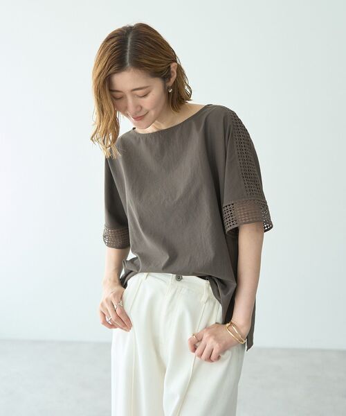 YECCA VECCA（イェッカヴェッカ）の「レースMIXドルマンブラウス（シャツ/ブラウス・レディース・オフホワイト/ブルー/チャコールグレー・FREE）」の2枚目の写真