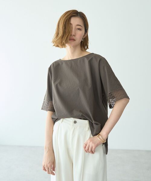 YECCA VECCA（イェッカヴェッカ）の「レースMIXドルマンブラウス（シャツ/ブラウス・レディース・オフホワイト/ブルー/チャコールグレー・FREE）」の4枚目の写真