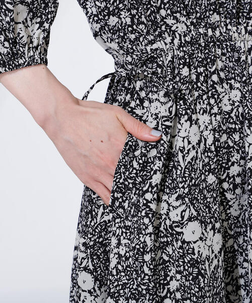 N.（N. Natural Beauty Basic）（エヌエヌナチュラルビューティーベーシック）の「【PS/低身長サイズ】カシュクールフラワープリントワンピース（ワンピース・レディース・ブラウン系その他/ブラック系その他・PS/MEDIUM）」の16枚目の写真