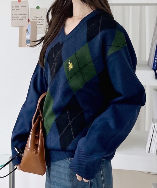 U.S. POLO ASSN.(ユーエスポロアッスン)の「【Ada.別注 U.S. POLO ASSN】アーガイル Vネック トラッド ニット(ニット/セーター・レディース・アイボリー/グレー/レッド/ブラウン/チャコール/ネイビー/ブラック・M/L)」の6枚目の写真