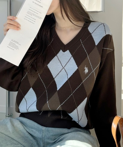U.S. POLO ASSN.（ユーエスポロアッスン）の「【Ada.別注 U.S. POLO ASSN】アーガイル Vネック トラッド ニット（ニット/セーター・レディース・アイボリー/グレー/レッド/ブラウン・M/L）」の3枚目の写真