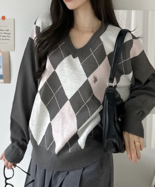U.S. POLO ASSN.(ユーエスポロアッスン)の「【Ada.別注 U.S. POLO ASSN】アーガイル Vネック トラッド ニット(ニット/セーター・レディース・アイボリー/グレー/レッド/ブラウン/チャコール/ネイビー/ブラック・M/L)」の4枚目の写真