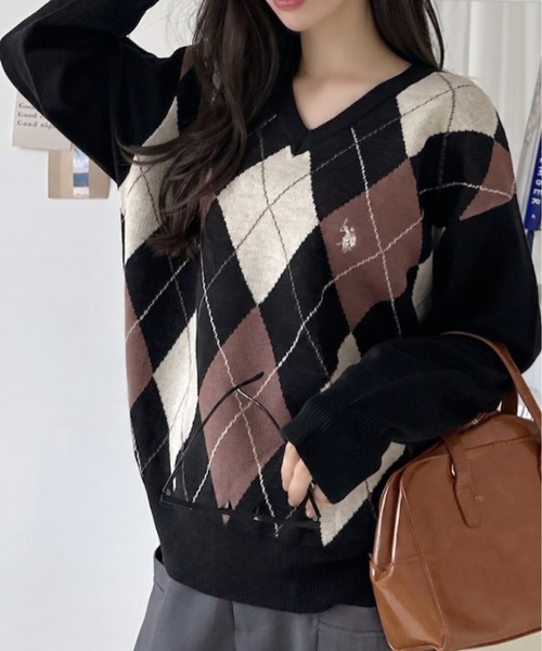 U.S. POLO ASSN.(ユーエスポロアッスン)の「【Ada.別注 U.S. POLO ASSN】アーガイル Vネック トラッド ニット(ニット/セーター・レディース・アイボリー/グレー/レッド/ブラウン/チャコール/ネイビー/ブラック・M/L)」の3枚目の写真