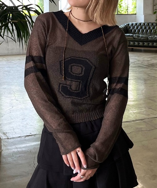 SPIRALGIRL（スパイラルガール）の「スポーティーナンバーショートニット（ニット/セーター・レディース・グレー/レッド/ブラウン・FREE）」の2枚目の写真