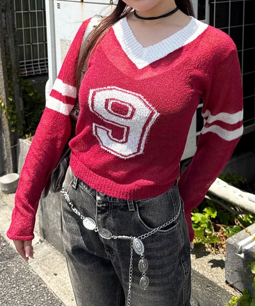 SPIRALGIRL（スパイラルガール）の「スポーティーナンバーショートニット（ニット/セーター・レディース・グレー/レッド/ブラウン・FREE）」の3枚目の写真