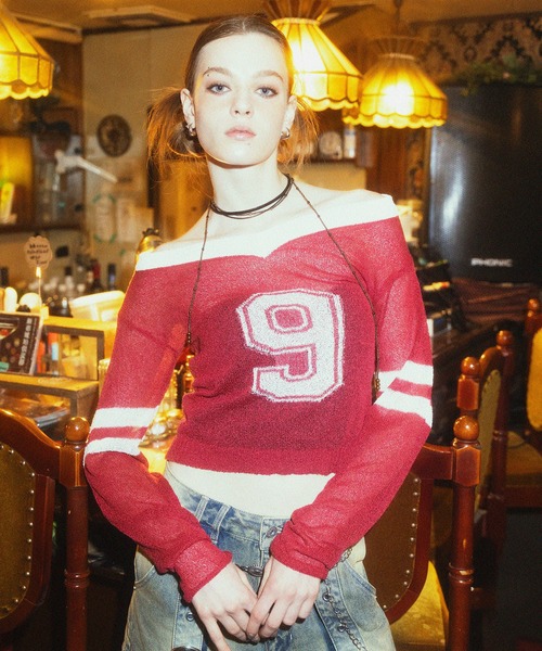 SPIRALGIRL（スパイラルガール）の「スポーティーナンバーショートニット（ニット/セーター・レディース・グレー/レッド/ブラウン・FREE）」の4枚目の写真