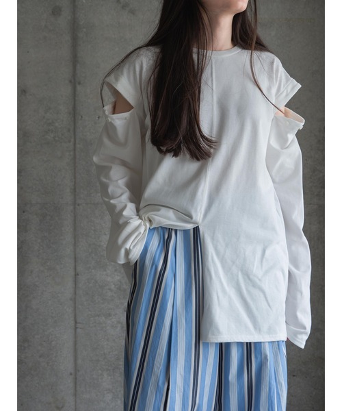 k3&co.(ケイスリーアンドコー)の「Slit top(Tシャツ/カットソー・レディース・ホワイト/ブラック・ONE SIZE)」の1枚目の写真