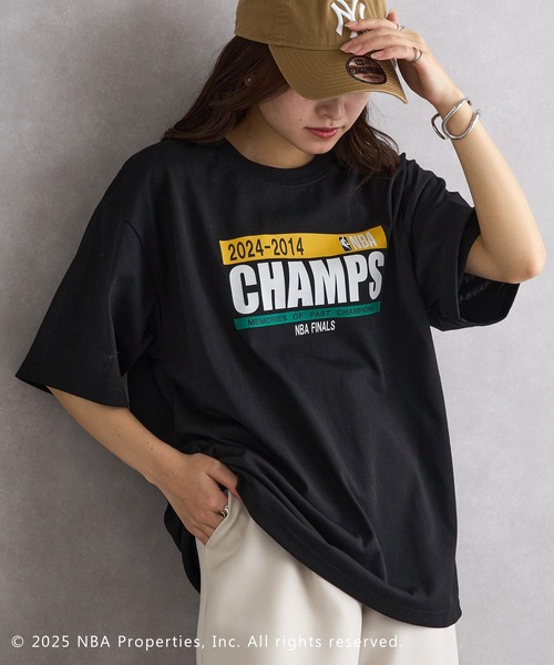 NBA(エヌビーエー)の「【NBA】NBA CHAMPIONS TEAM ARCHIVE Tee / LAKERS・CELTICS・WARRIORS /レイカーズ・セルティックス・ウォリアーズ(Tシャツ/カットソー・レディース・ブラック/ホワイト・XS/S/M/L/XL)」の2枚目の写真