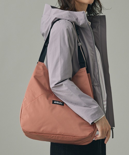 AIGLE(エーグル)の「アーバン ショルダーバッグ 10L(ショルダーバッグ・レディース・ピンク/ブラック/グレー・FREE)」の1枚目の写真