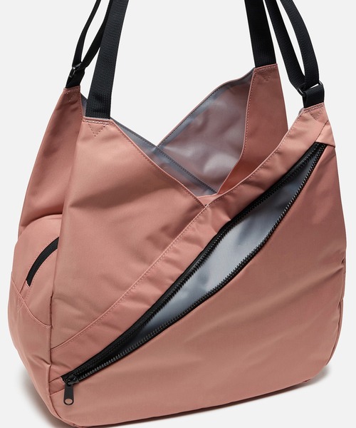 AIGLE(エーグル)の「アーバン ショルダーバッグ 10L(ショルダーバッグ・レディース・ピンク/ブラック/グレー・FREE)」の17枚目の写真