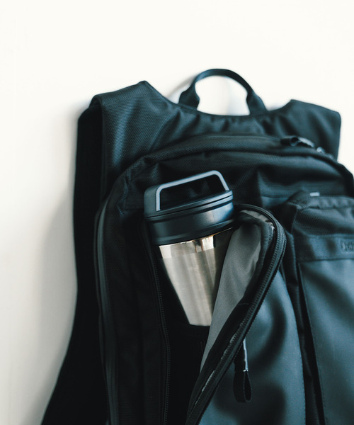CHROME（クローム）の「［ CHROME / クローム ］AXCEL DAYPACK SLIM BK_BLACK / アクセル デイパック スリム ブラック 耐水 12L バックパック ビジネスバッグ 完全防水ポケット 15インチPC収納（バックパック/リュック・メンズ・ブラック・FREE）」の2枚目の写真