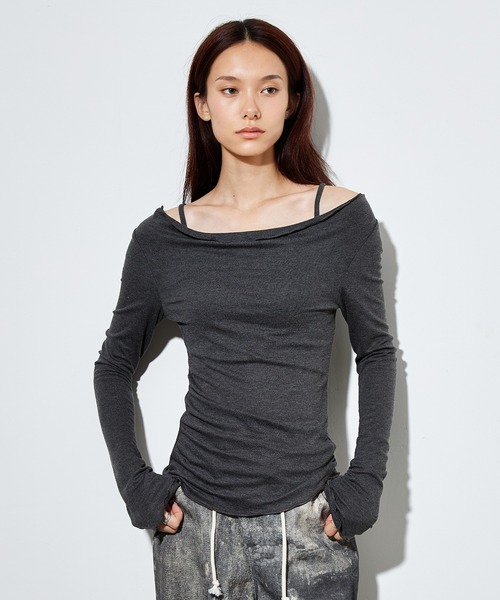 SUWDEE(スーディー)の「off shoulder strap cut tops(Tシャツ/カットソー・レディース・ホワイト/グレー・FREE)」の2枚目の写真