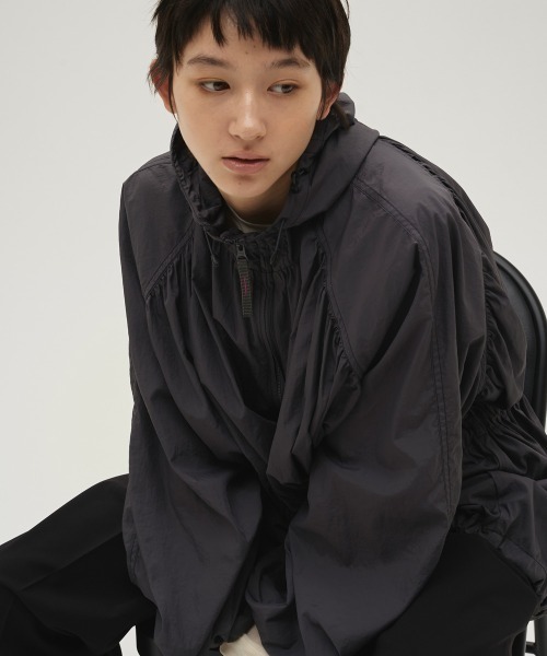 TODAYFUL（トゥデイフル）の「Nylon Gather Blouson（ブルゾン・レディース・キナリ/インディゴブルー・36inch/38inch）」の3枚目の写真
