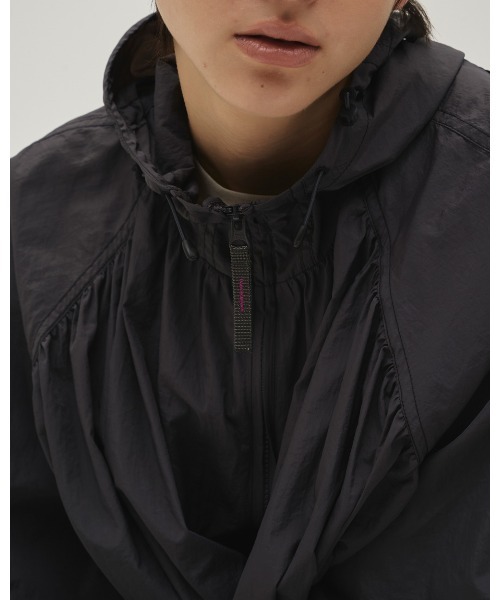 TODAYFUL（トゥデイフル）の「Nylon Gather Blouson（ブルゾン・レディース・キナリ/インディゴブルー・36inch/38inch）」の5枚目の写真