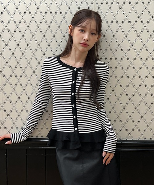 by muni:r(バイ ムニール)の「【着用動画あり・3色展開】ストライプフリル配色カーディガン(Tシャツ/カットソー・レディース・ブラック/ダークグレー/ライトグレー・FREE)」の4枚目の写真