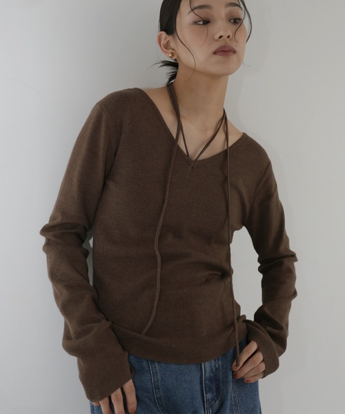 hellam(へラム)の「マルチウェイチョーカーニット(Tシャツ/カットソー・レディース・ブラウン/レッド/アイボリー/ブラック・FREE)」の1枚目の写真