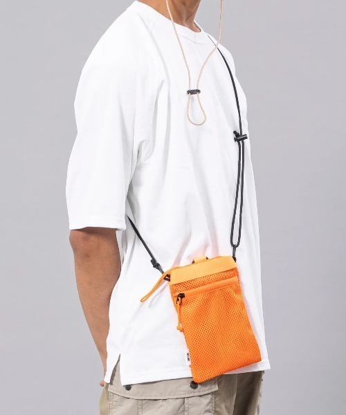 UNFRM OUTDOOR STANDARD（ユニフォームアウトドアスタンダード）の「【UNFRM OUTDOOR STANDARD:ユニフォームアウトドアスタンダード】MILITARY MESH POUCH/メッシュミニバッグ（ショルダーバッグ・メンズ・オレンジ/ブラック・FREE）」の2枚目の写真