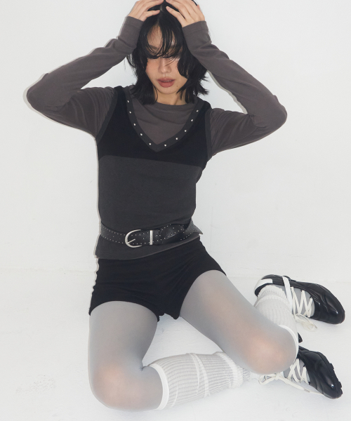 PLACE STUDIO（プレイススタジオ）の「スタッズVネックツーウェイスリーブレスレイヤードTシャツ[チャコール]（Tシャツ/カットソー・レディース・チャコール・FREE）」の2枚目の写真