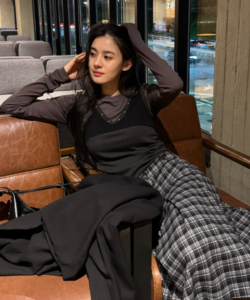 PLACE STUDIO（プレイススタジオ）の「スタッズVネックツーウェイスリーブレスレイヤードTシャツ[チャコール]（Tシャツ/カットソー・レディース・チャコール・FREE）」の5枚目の写真