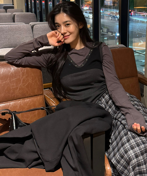 PLACE STUDIO（プレイススタジオ）の「スタッズVネックツーウェイスリーブレスレイヤードTシャツ[チャコール]（Tシャツ/カットソー・レディース・チャコール・FREE）」の6枚目の写真