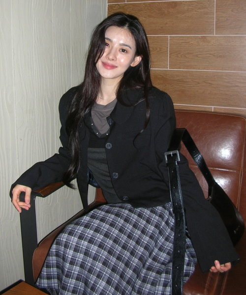 PLACE STUDIO（プレイススタジオ）の「スタッズVネックツーウェイスリーブレスレイヤードTシャツ[チャコール]（Tシャツ/カットソー・レディース・チャコール・FREE）」の7枚目の写真