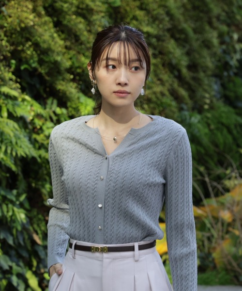 JUSGLITTY（ジャスグリッティー）の「スプリングカラーケーブルニット（ニット/セーター・レディース・ホワイト/ピンク/グリーン系その他2/ネイビー/グレー・2）」の2枚目の写真