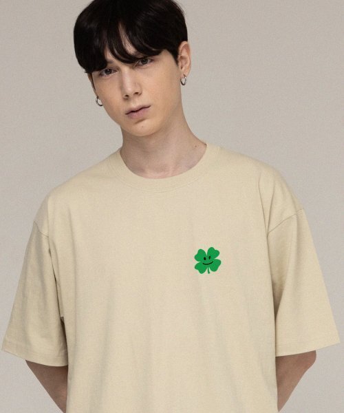 GRAVER（グレーバー）の「[ユニセックス]スモールクローバーフラワースマイル半袖Tシャツ_サンドベージュ（Tシャツ/カットソー・レディース・ベージュ・SMALL/MEDIUM/LARGE/X-LARGE）」の2枚目の写真