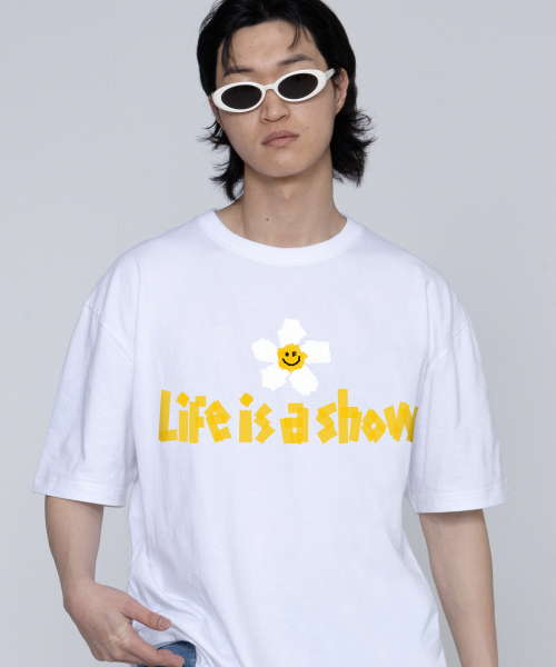 GRAVER（グレーバー）の「[ユニセックス]テープフラワースマイル半袖Tシャツ_ホワイト（Tシャツ/カットソー・レディース・ホワイト・X-LARGE/SMALL/MEDIUM/LARGE）」の2枚目の写真