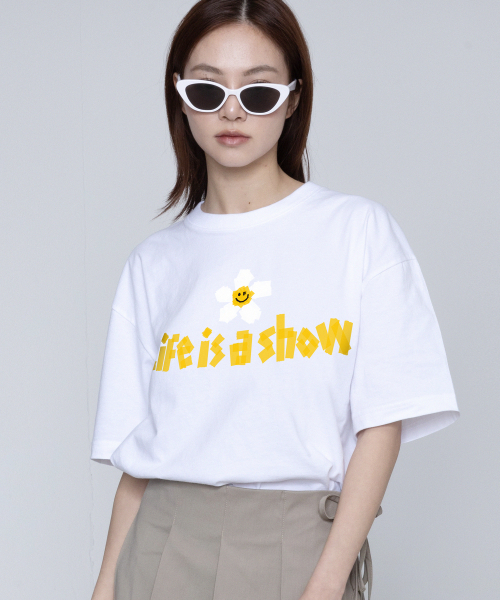 GRAVER（グレーバー）の「[ユニセックス]テープフラワースマイル半袖Tシャツ_ホワイト（Tシャツ/カットソー・レディース・ホワイト・X-LARGE/SMALL/MEDIUM/LARGE）」の3枚目の写真