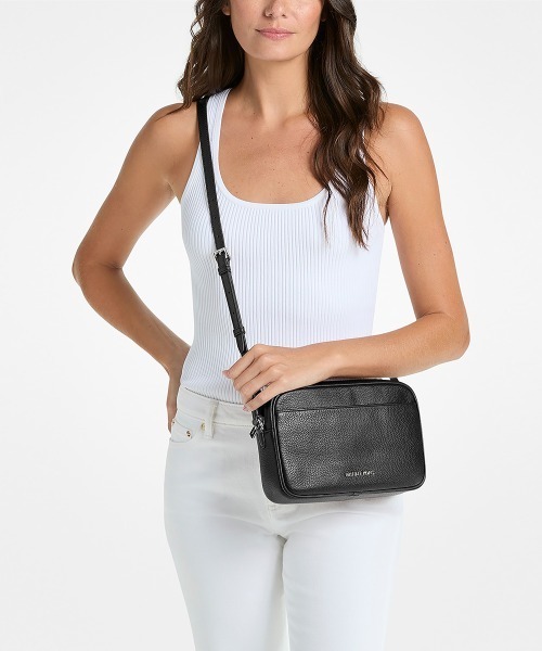 MICHAEL KORS(マイケルコース)の「JET SET TRAVEL ぺブルレザー カメラバッグ ラージ(ショルダーバッグ・レディース・ブラック・FREE)」の5枚目の写真