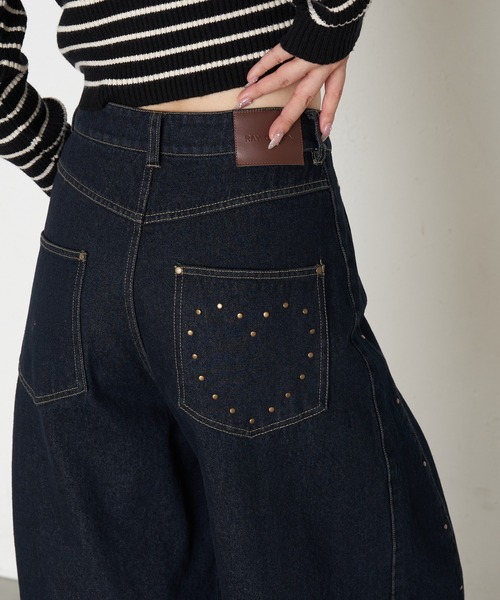 RAY CASSIN（レイカズン）の「【ウエスト調節可/2サイズ展開】スタッズ付ワイドデニム（デニムパンツ・レディース・ブルー/ブラック/ネイビー・S/M）」の2枚目の写真