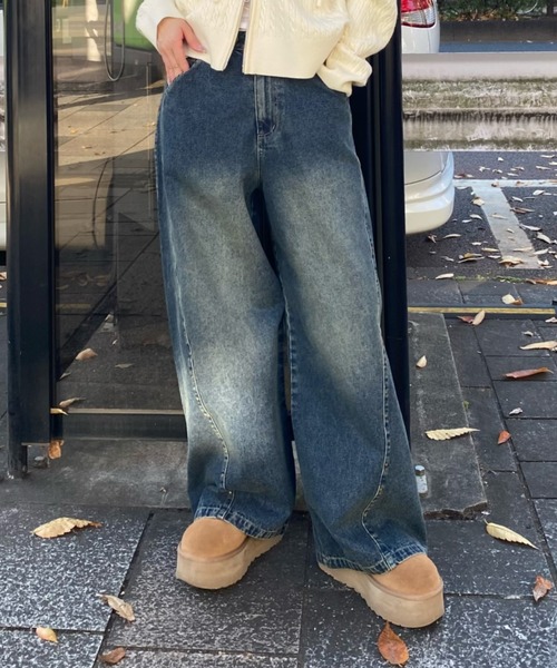 RAY CASSIN（レイカズン）の「【ウエスト調節可/2サイズ展開】スタッズ付ワイドデニム（デニムパンツ・レディース・ブルー/ブラック/ネイビー・S/M）」の3枚目の写真