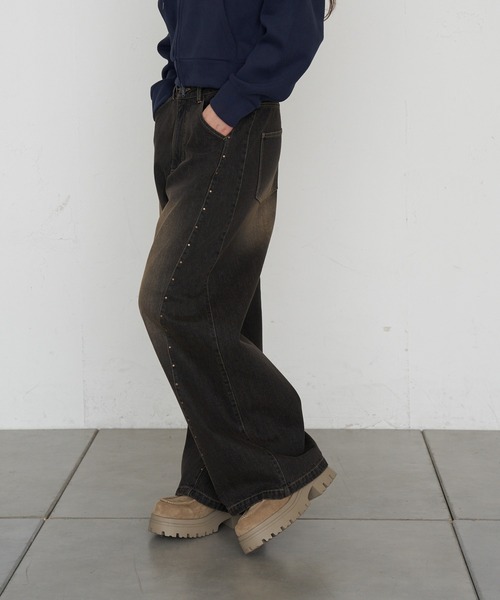 RAY CASSIN（レイカズン）の「【ウエスト調節可/2サイズ展開】スタッズ付ワイドデニム（デニムパンツ・レディース・ブルー/ブラック/ネイビー・S/M）」の5枚目の写真