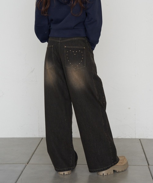 RAY CASSIN（レイカズン）の「【ウエスト調節可/2サイズ展開】スタッズ付ワイドデニム（デニムパンツ・レディース・ブルー/ブラック/ネイビー・S/M）」の6枚目の写真