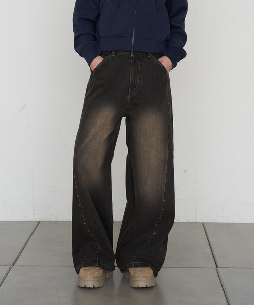 RAY CASSIN（レイカズン）の「【ウエスト調節可/2サイズ展開】スタッズ付ワイドデニム（デニムパンツ・レディース・ブルー/ブラック/ネイビー・S/M）」の7枚目の写真