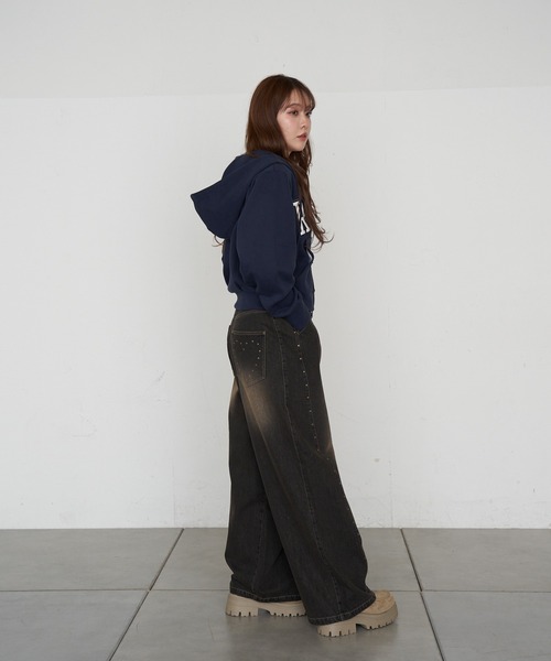 RAY CASSIN（レイカズン）の「【ウエスト調節可/2サイズ展開】スタッズ付ワイドデニム（デニムパンツ・レディース・ブルー/ブラック/ネイビー・S/M）」の10枚目の写真