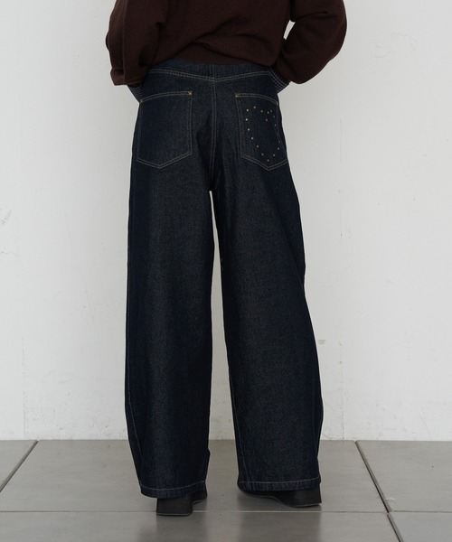 RAY CASSIN（レイカズン）の「【ウエスト調節可/2サイズ展開】スタッズ付ワイドデニム（デニムパンツ・レディース・ブルー/ブラック/ネイビー・S/M）」の15枚目の写真