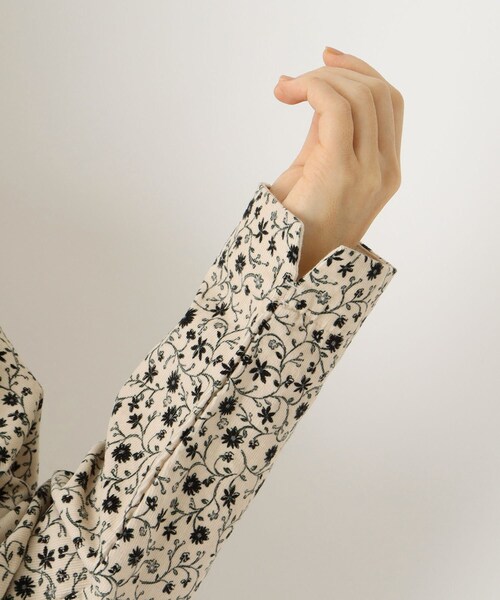 one'sterrace(ワンズテラス)の「コーデュロイ 小花柄 レイヤード風ブラウス(シャツ/ブラウス・レディース・ダークブラウン系8/ベージュ系8/ブルー系その他7・02)」の21枚目の写真