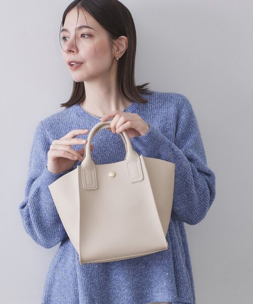 OPAQUE.CLIP(オペークドットクリップ)の「サイドウィングミドルトートバッグ【2WAY/軽量】(ショルダーバッグ・レディース・ナチュラル/アイボリー/ブラック/ライトブルー・00)」の3枚目の写真
