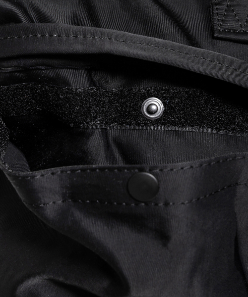 KANEITEI(カネイテイ)の「ROME HELMET BAG L (BLACK) / RECYCLED(メッセンジャーバッグ・レディース・ブラック・FREE)」の4枚目の写真