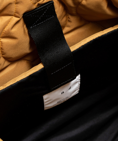 KANEITEI(カネイテイ)の「ROME HELMET BAG L (BLACK) / RECYCLED(メッセンジャーバッグ・レディース・ブラック・FREE)」の5枚目の写真
