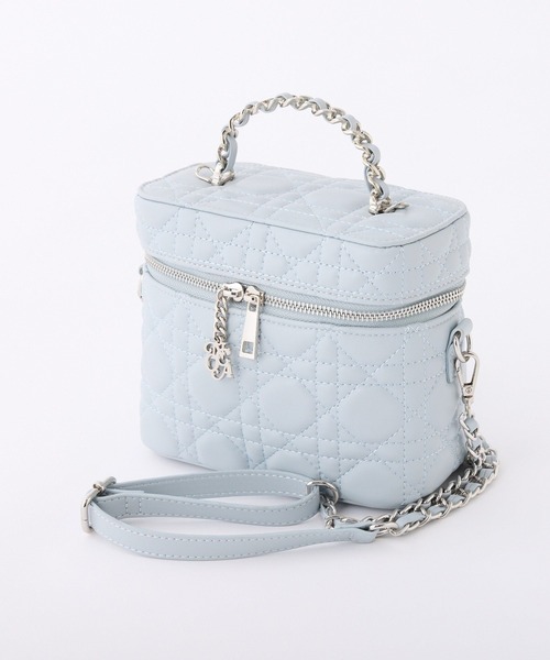 one after another NICE CLAUP（ワンアフターアナザーナイスクラップ）の「WEB限定/チャーム付きキルティングバニティバッグ（ショルダーバッグ・レディース・アイボリー/ブラック/サックスブルー/ブラック系その他/ホワイト系その他・FREE）」の5枚目の写真