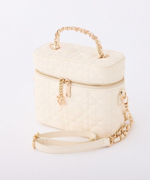 one after another NICE CLAUP（ワンアフターアナザーナイスクラップ）の「WEB限定/チャーム付きキルティングバニティバッグ（ショルダーバッグ・レディース・アイボリー/ブラック/サックスブルー/ブラック系その他/ホワイト系その他・FREE）」の2枚目の写真