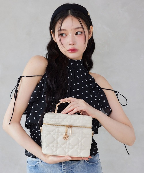 one after another NICE CLAUP（ワンアフターアナザーナイスクラップ）の「WEB限定/チャーム付きキルティングバニティバッグ（ショルダーバッグ・レディース・アイボリー/ブラック/サックスブルー/ブラック系その他/ホワイト系その他・FREE）」の7枚目の写真